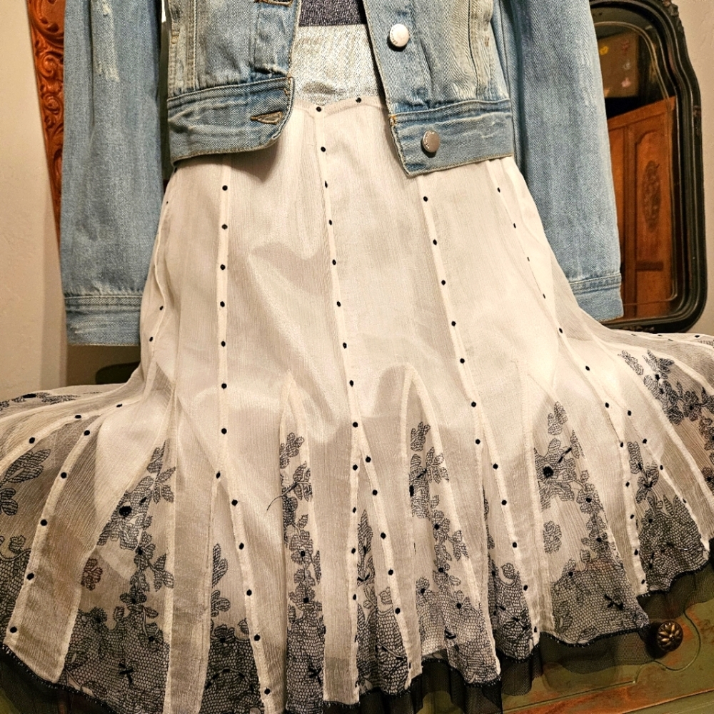 Sweet white ladies skirt
